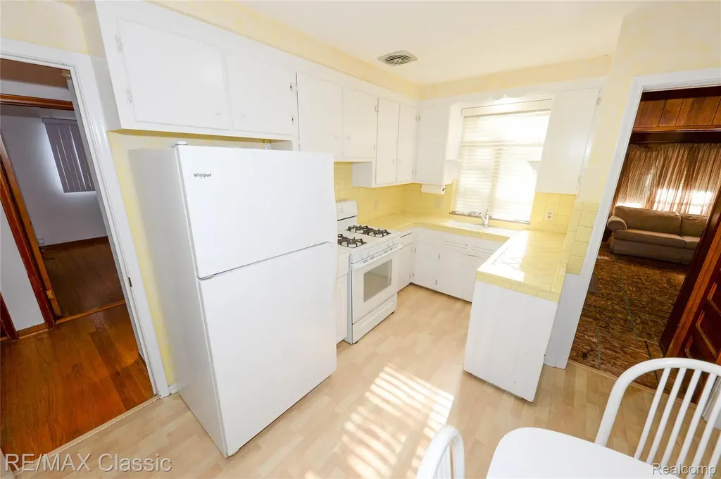 21961 Sussex Street Oak Park City MI 48237