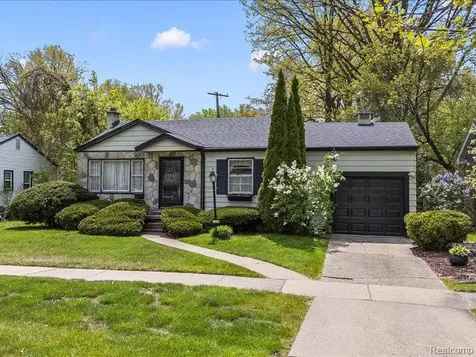 2229 E 8 Mile Road Grosse Pointe Woods City MI 48236