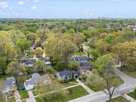 2229 E 8 Mile Road Grosse Pointe Woods City MI 48236
