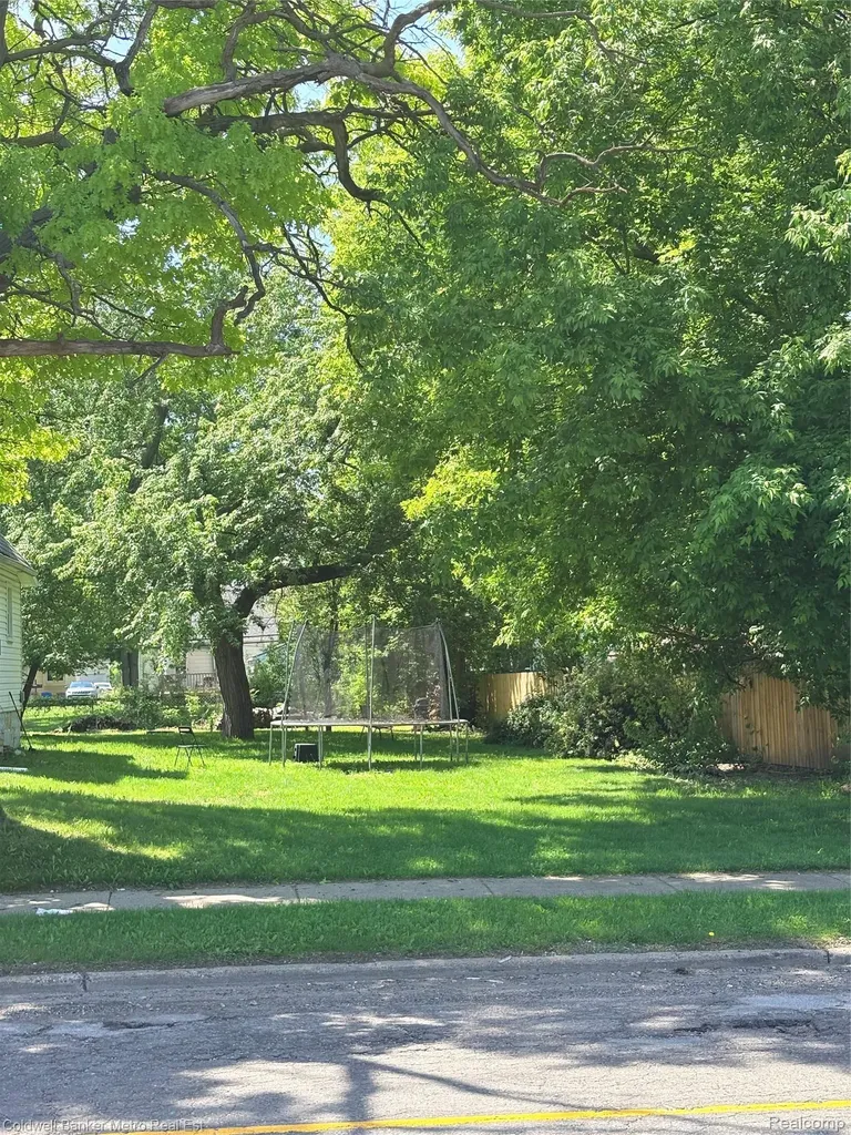 48 Columbia Avenue E Pontiac City MI 48340