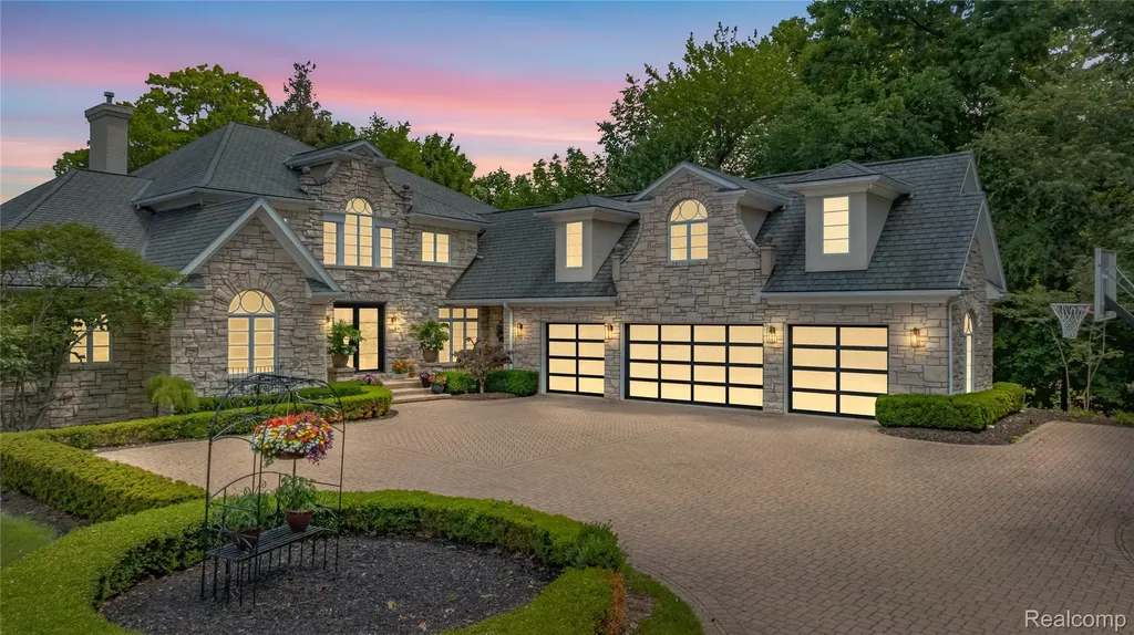 4326 Commerce Road Orchard Lake Village City MI 48324