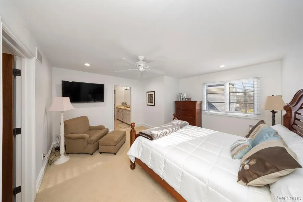 4326 Commerce Road Orchard Lake Village City MI 48324