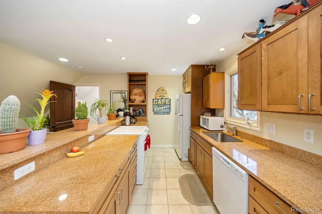4326 Commerce Road Orchard Lake Village City MI 48324