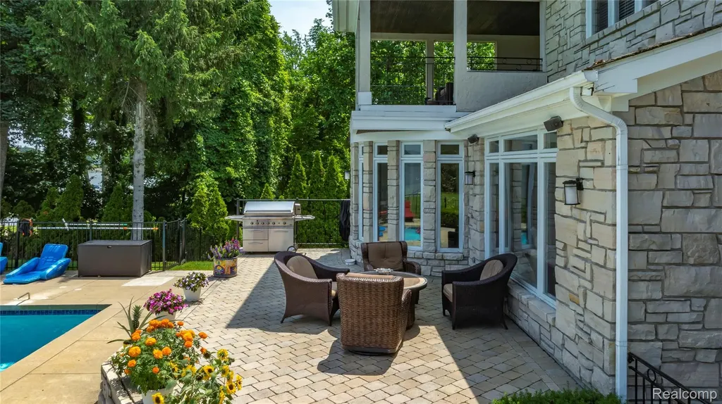 4326 Commerce Road Orchard Lake Village City MI 48324