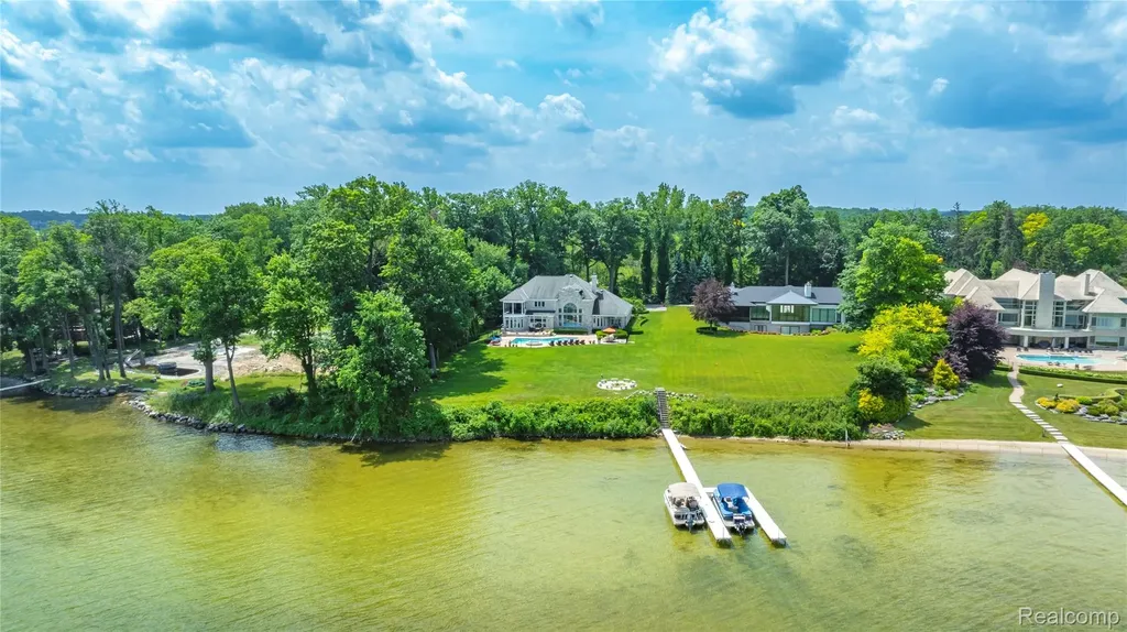 4326 Commerce Road Orchard Lake Village City MI 48324