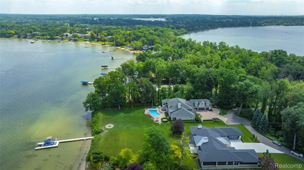 4326 Commerce Road Orchard Lake Village City MI 48324