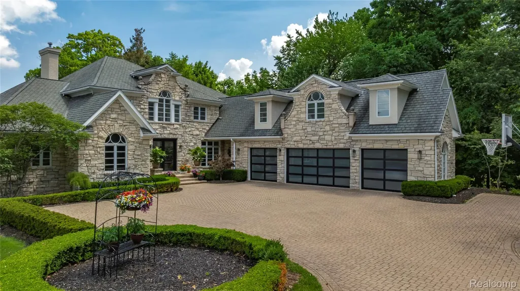 4326 Commerce Road Orchard Lake Village City MI 48324