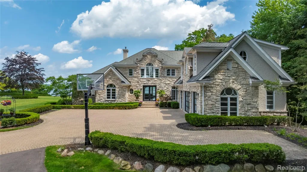 4326 Commerce Road Orchard Lake Village City MI 48324