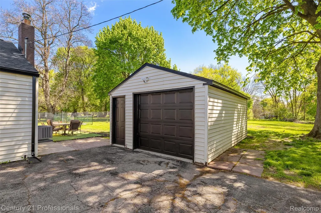 2830 Deland Road Waterford Charter Township MI 48329