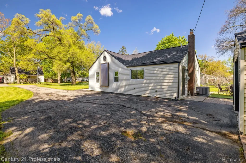 2830 Deland Road Waterford Charter Township MI 48329