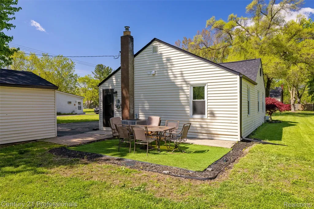 2830 Deland Road Waterford Charter Township MI 48329