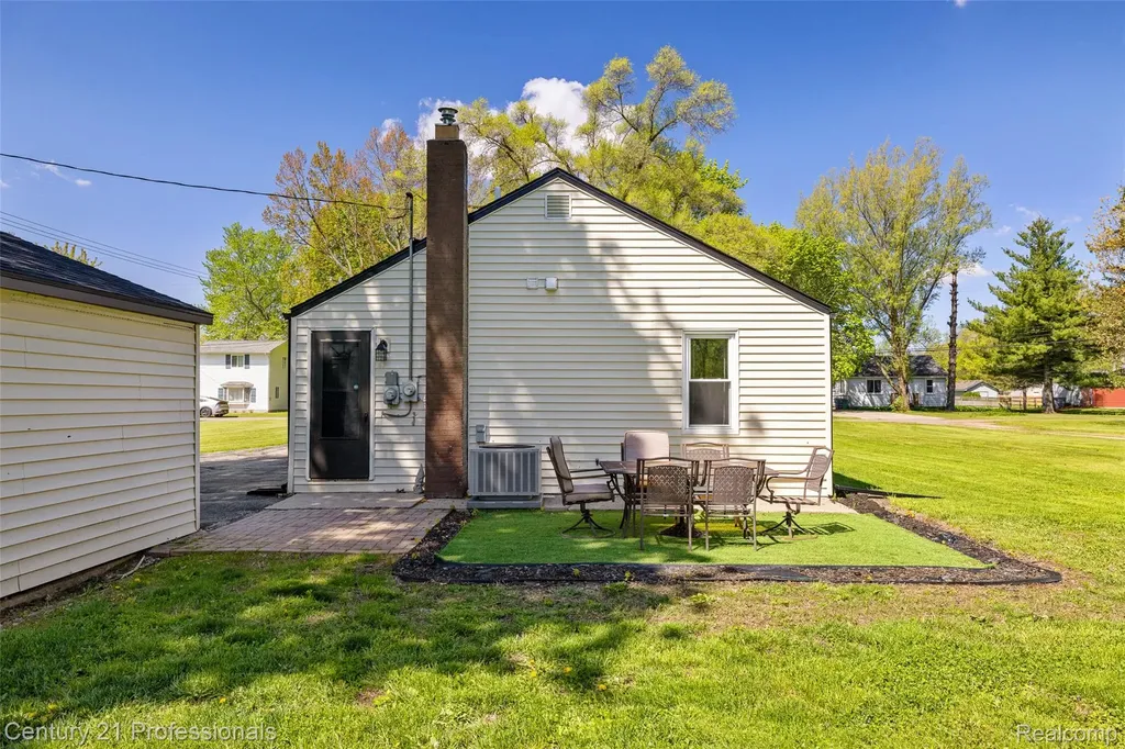 2830 Deland Road Waterford Charter Township MI 48329
