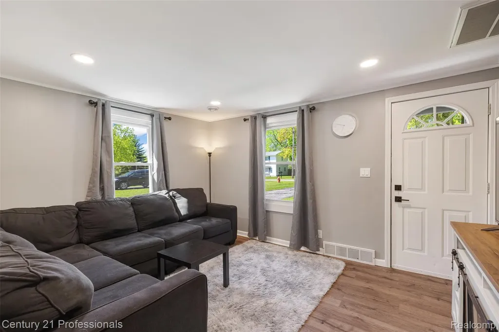 2830 Deland Road Waterford Charter Township MI 48329