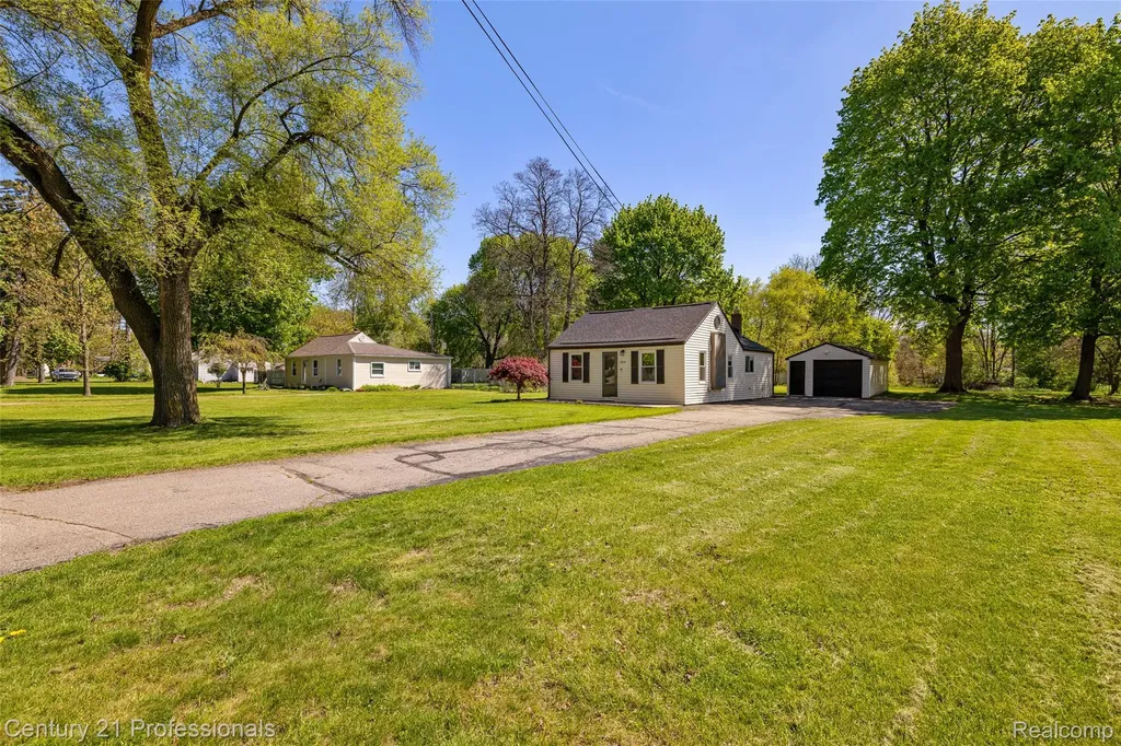 2830 Deland Road Waterford Charter Township MI 48329