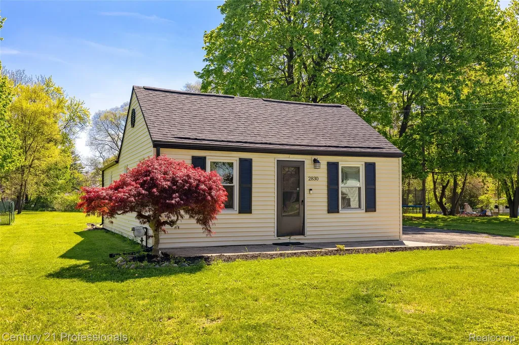 2830 Deland Road Waterford Charter Township MI 48329