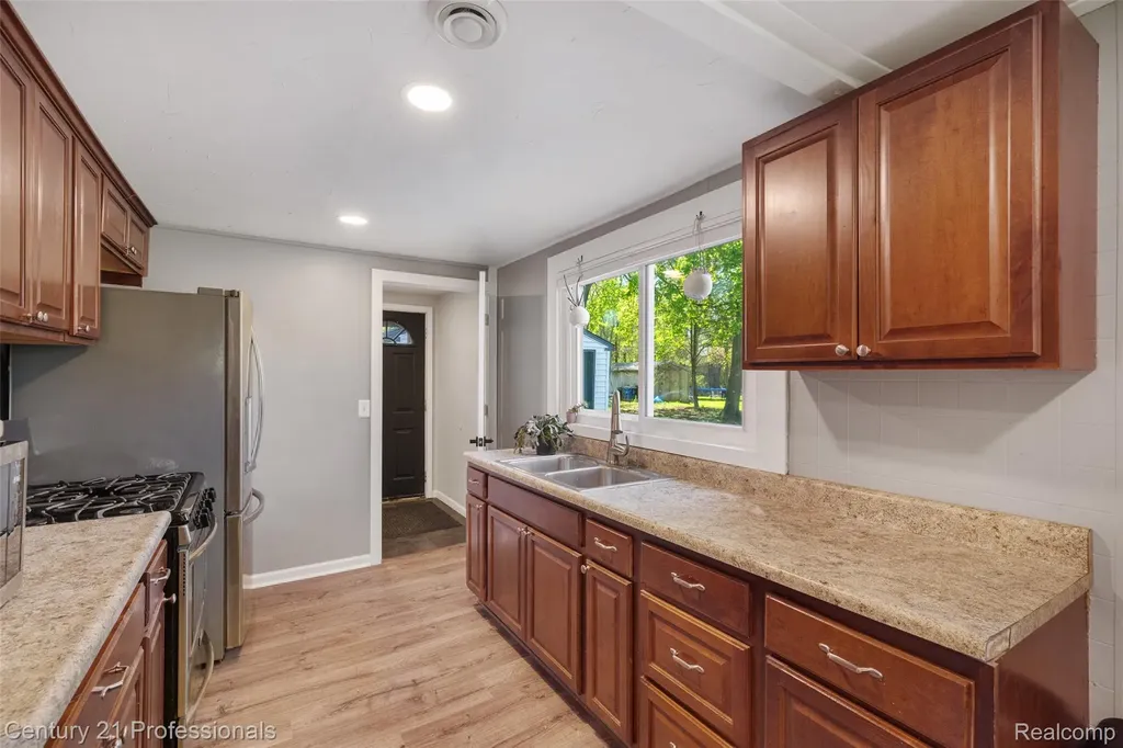 2830 Deland Road Waterford Charter Township MI 48329