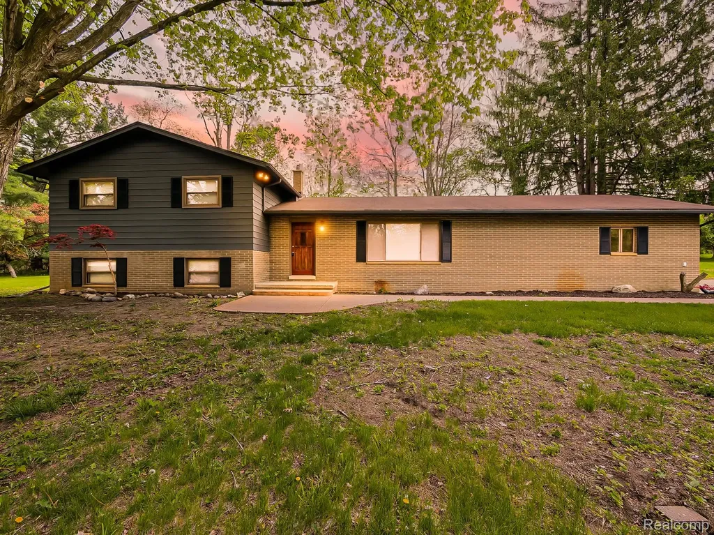 7580 Thornwood Street Canton Charter Township MI 48187