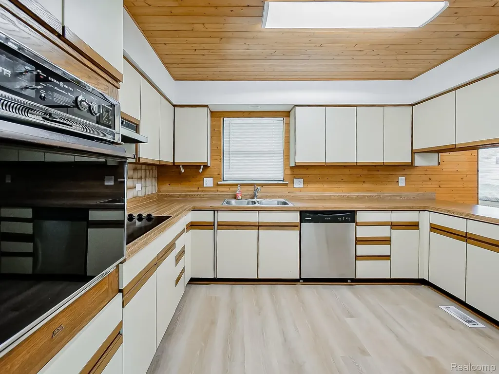 7580 Thornwood Street Canton Charter Township MI 48187
