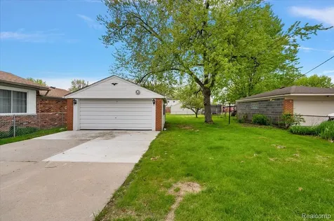 23344 Brookdale Boulevard St. Clair Shores City MI 48082