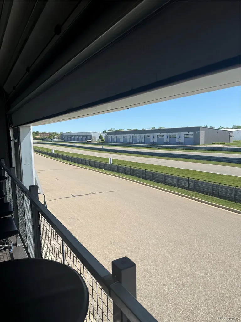 33 Straightaway Drive Pontiac City MI 48341