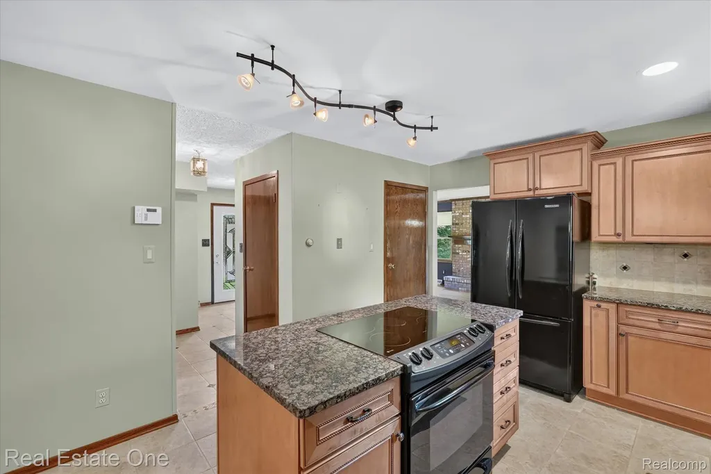 6039 Fish Lake Road Highland Charter Township MI 48442