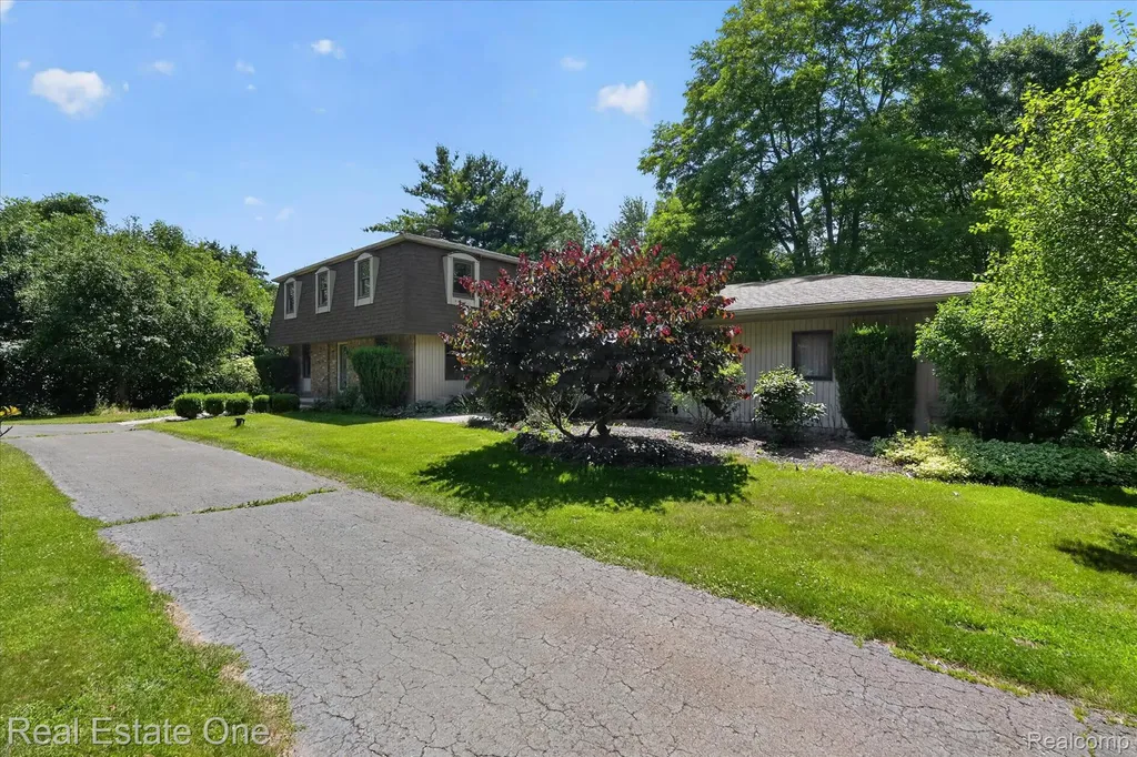 6039 Fish Lake Road Highland Charter Township MI 48442