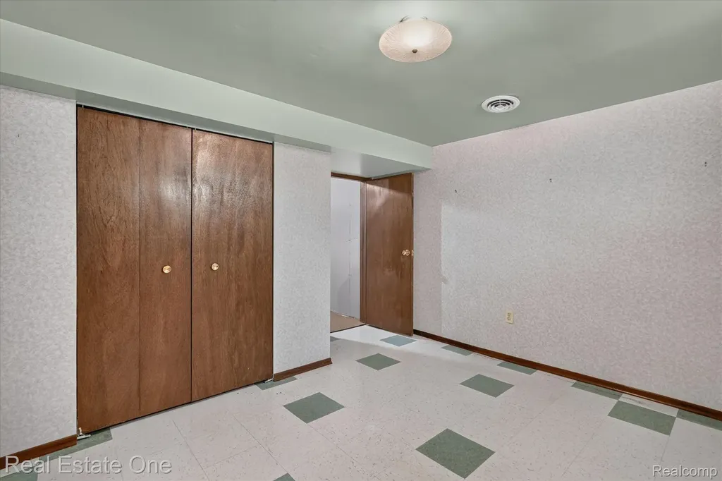 6039 Fish Lake Road Highland Charter Township MI 48442
