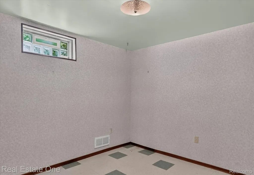6039 Fish Lake Road Highland Charter Township MI 48442