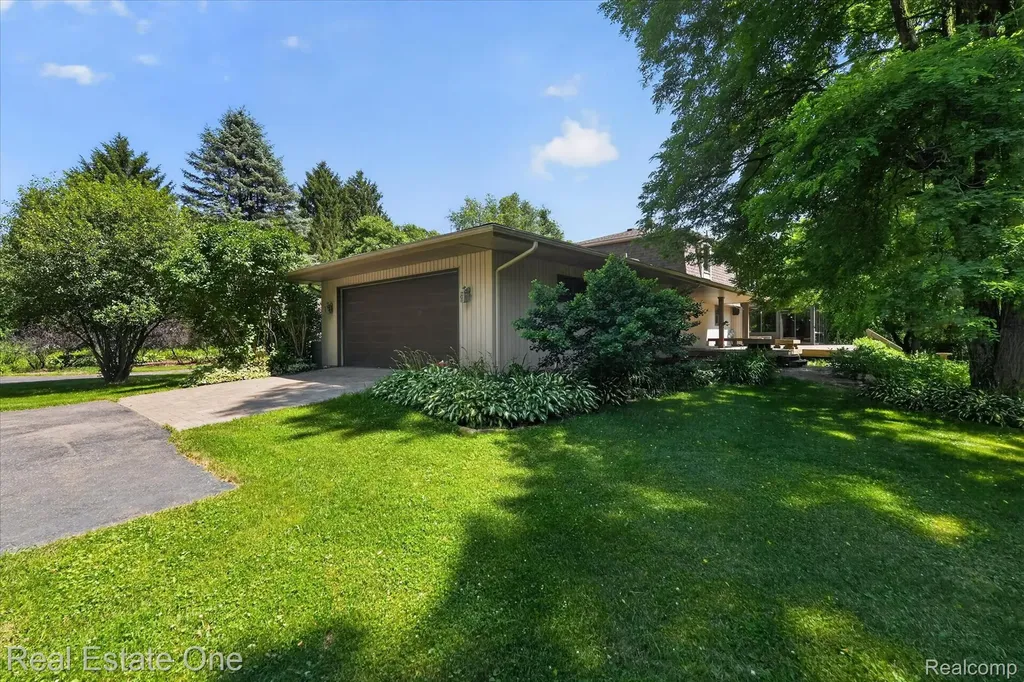 6039 Fish Lake Road Highland Charter Township MI 48442
