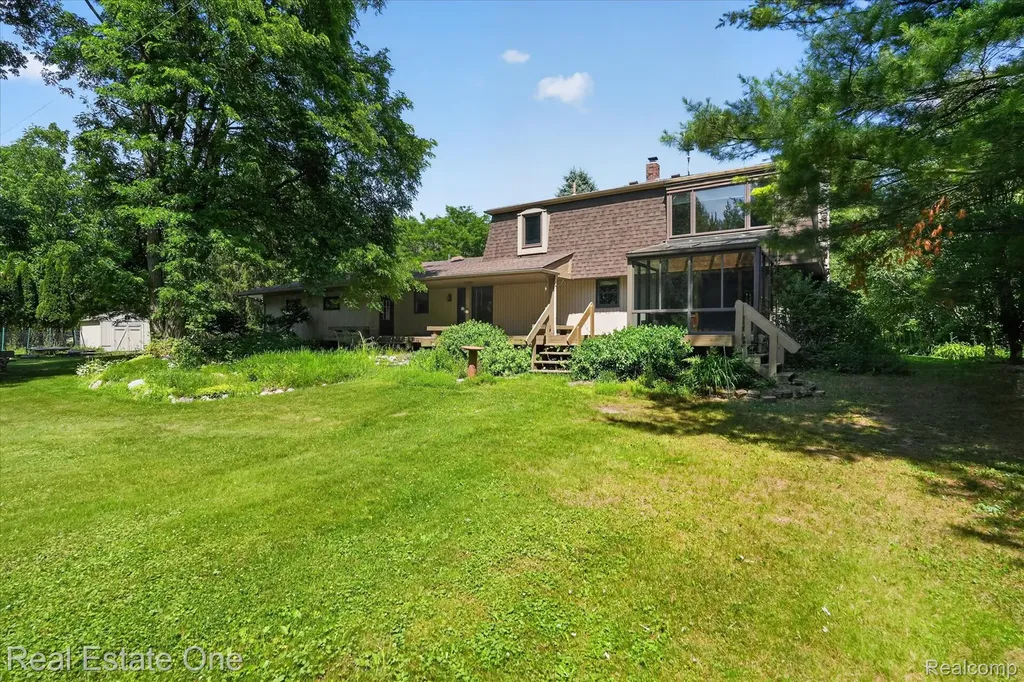 6039 Fish Lake Road Highland Charter Township MI 48442