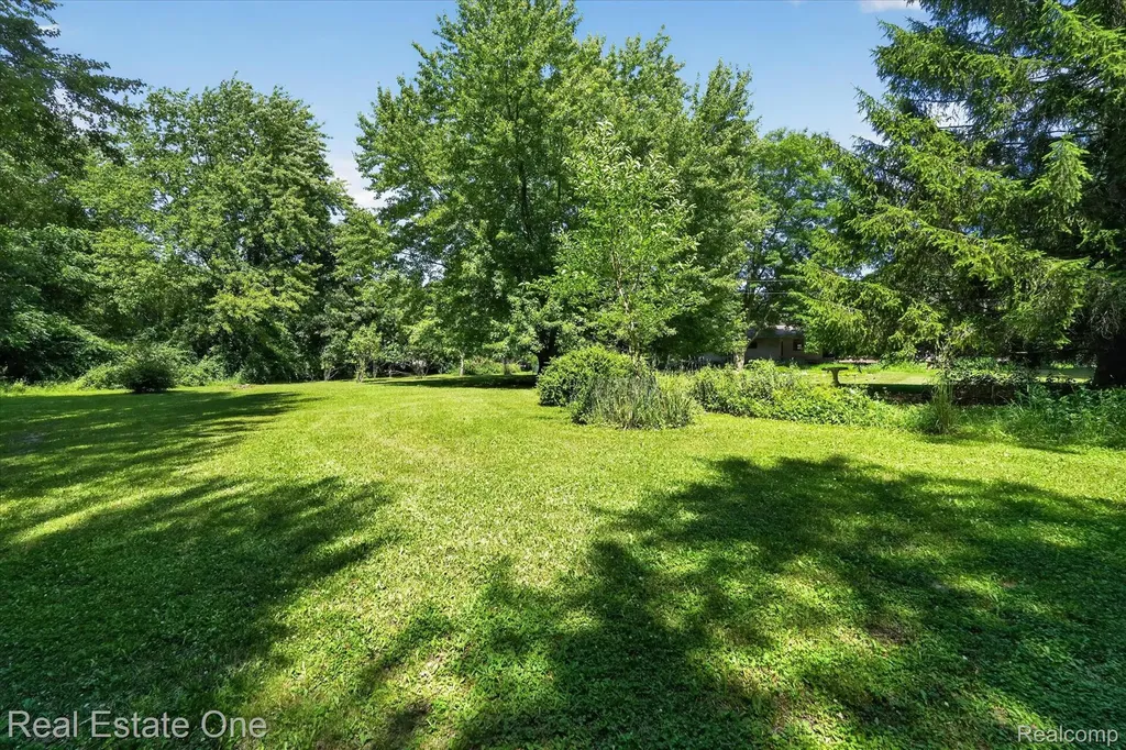 6039 Fish Lake Road Highland Charter Township MI 48442