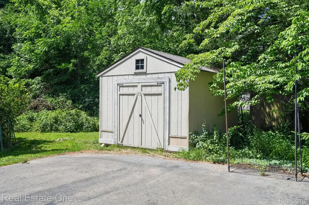 6039 Fish Lake Road Highland Charter Township MI 48442