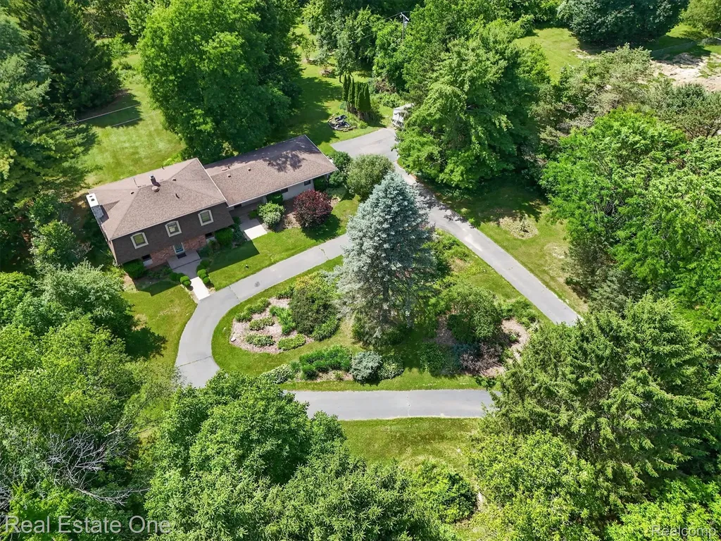 6039 Fish Lake Road Highland Charter Township MI 48442