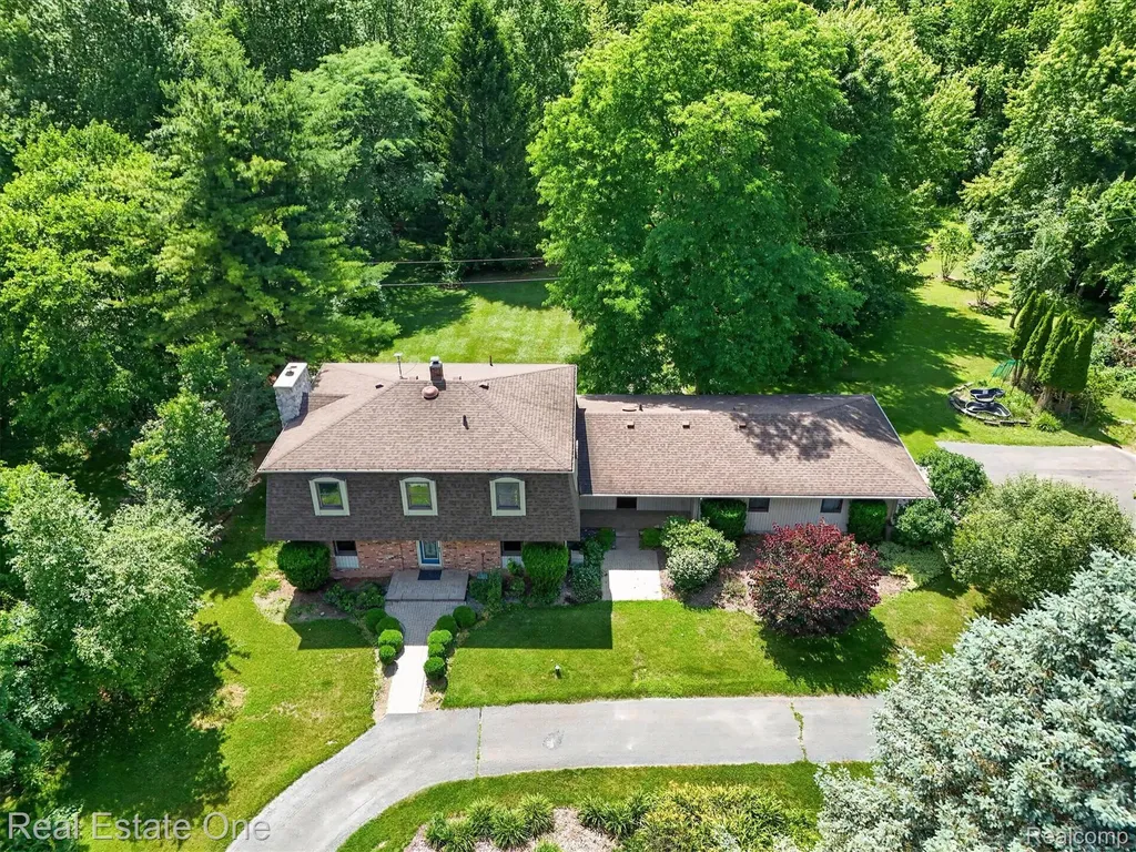 6039 Fish Lake Road Highland Charter Township MI 48442