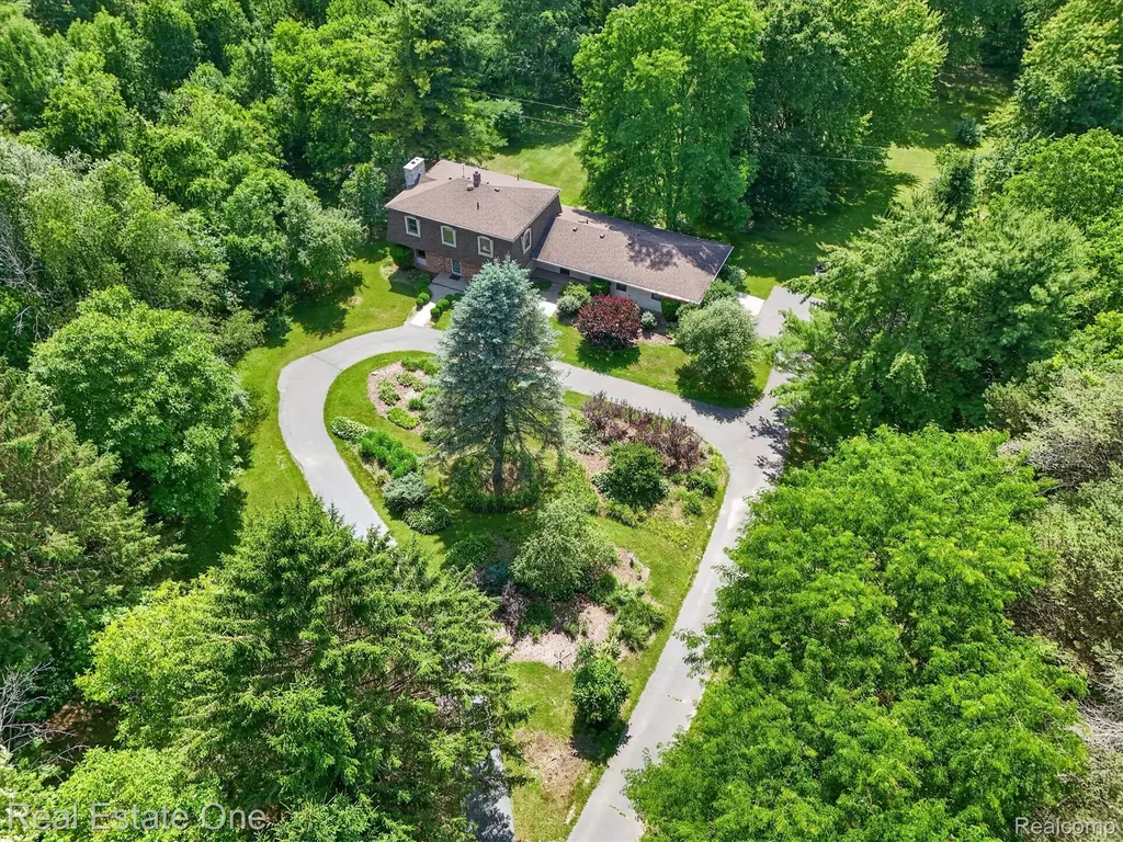 6039 Fish Lake Road Highland Charter Township MI 48442