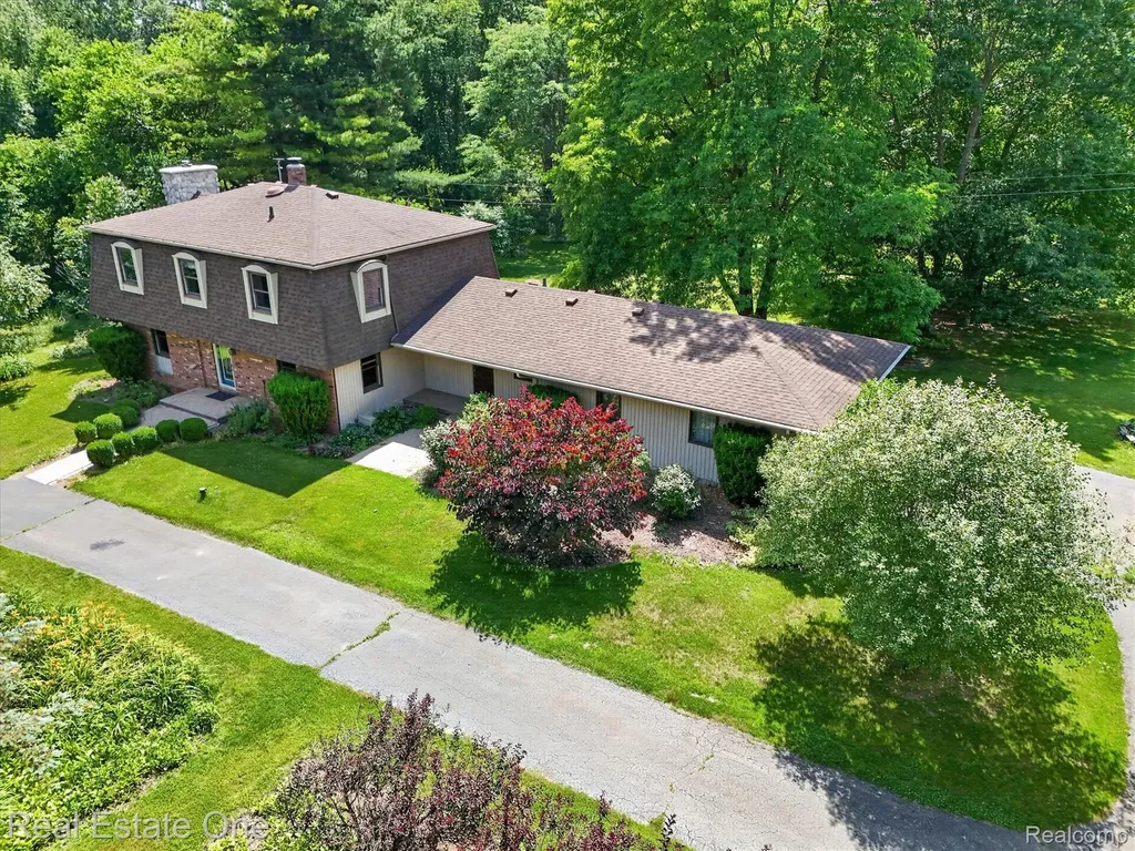 6039 Fish Lake Road Highland Charter Township MI 48442