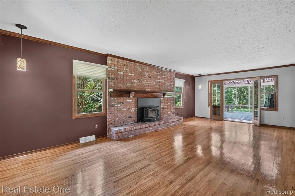 6039 Fish Lake Road Highland Charter Township MI 48442