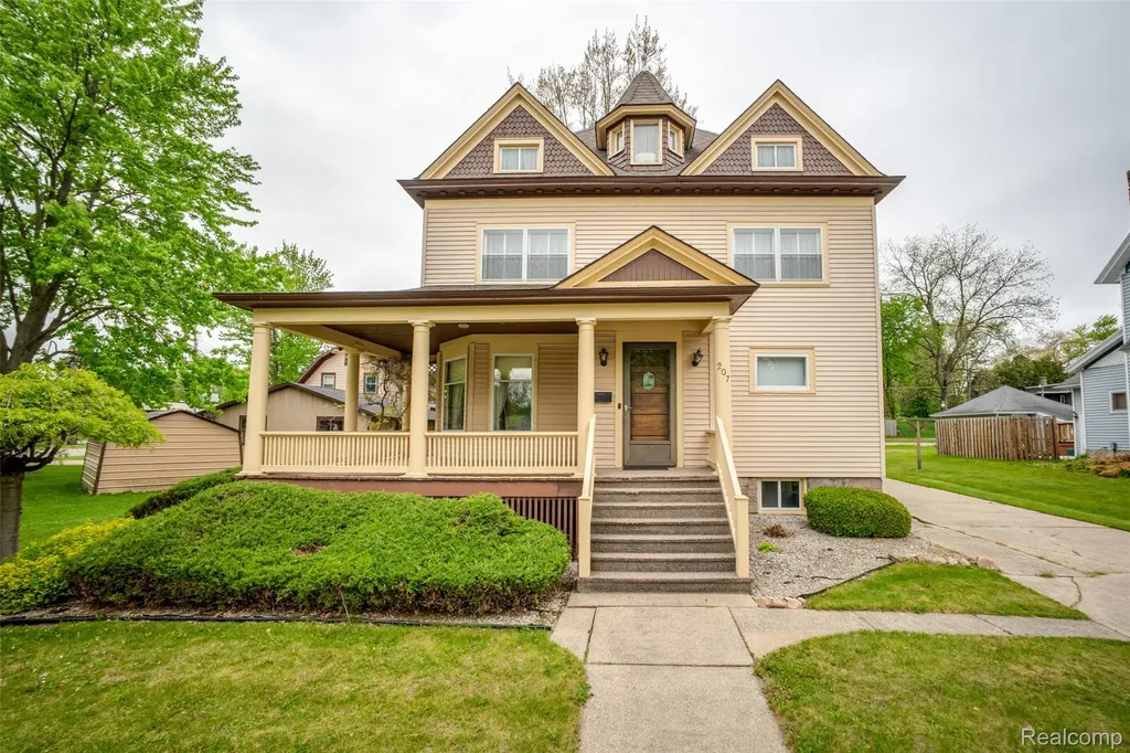 207 N Pine River Street Ithaca City MI 48847