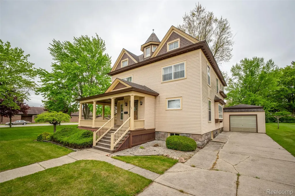 207 N Pine River Street Ithaca City MI 48847
