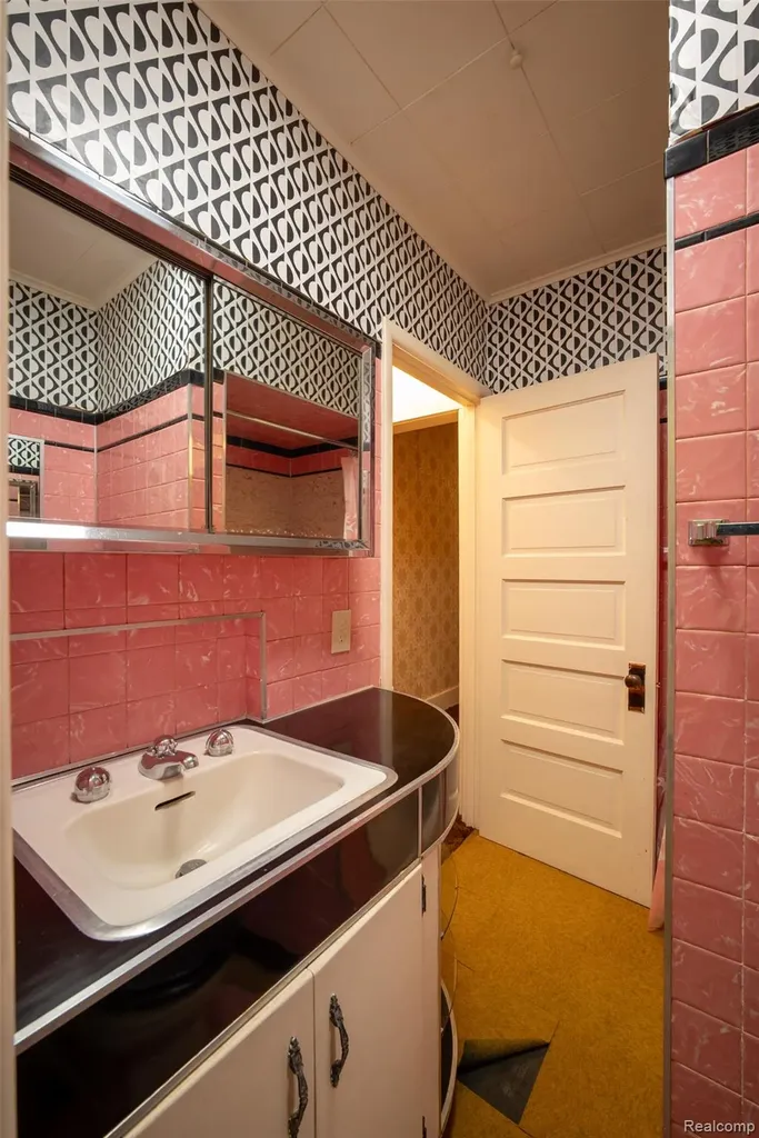 207 N Pine River Street Ithaca City MI 48847