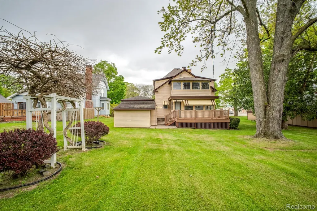 207 N Pine River Street Ithaca City MI 48847