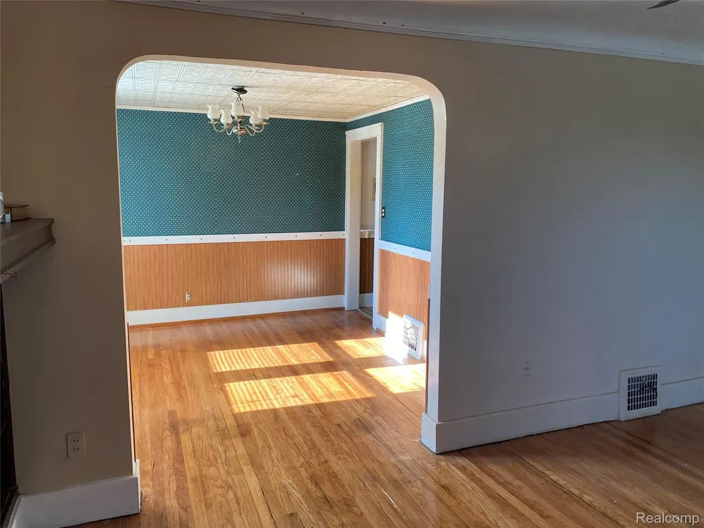 21258 Bon Heur Street St. Clair Shores City MI 48081