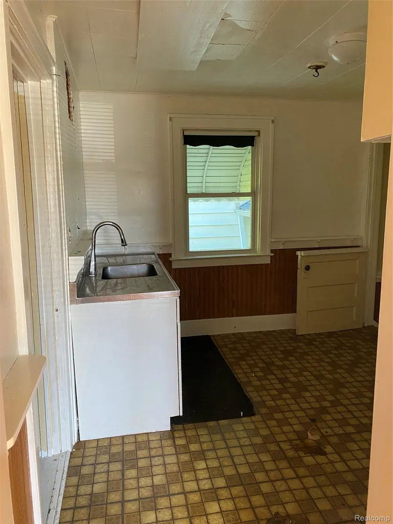 21258 Bon Heur Street St. Clair Shores City MI 48081