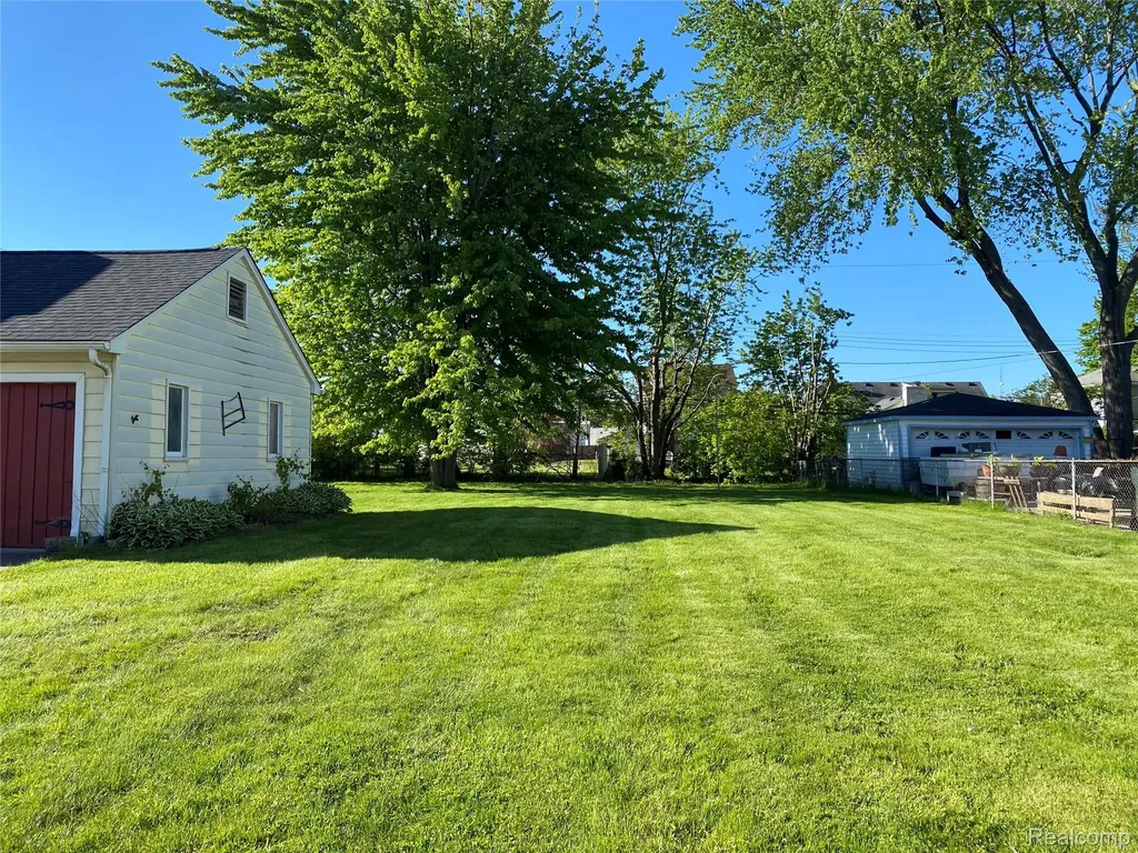 21258 Bon Heur Street St. Clair Shores City MI 48081