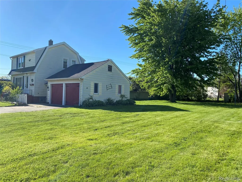 21258 Bon Heur Street St. Clair Shores City MI 48081