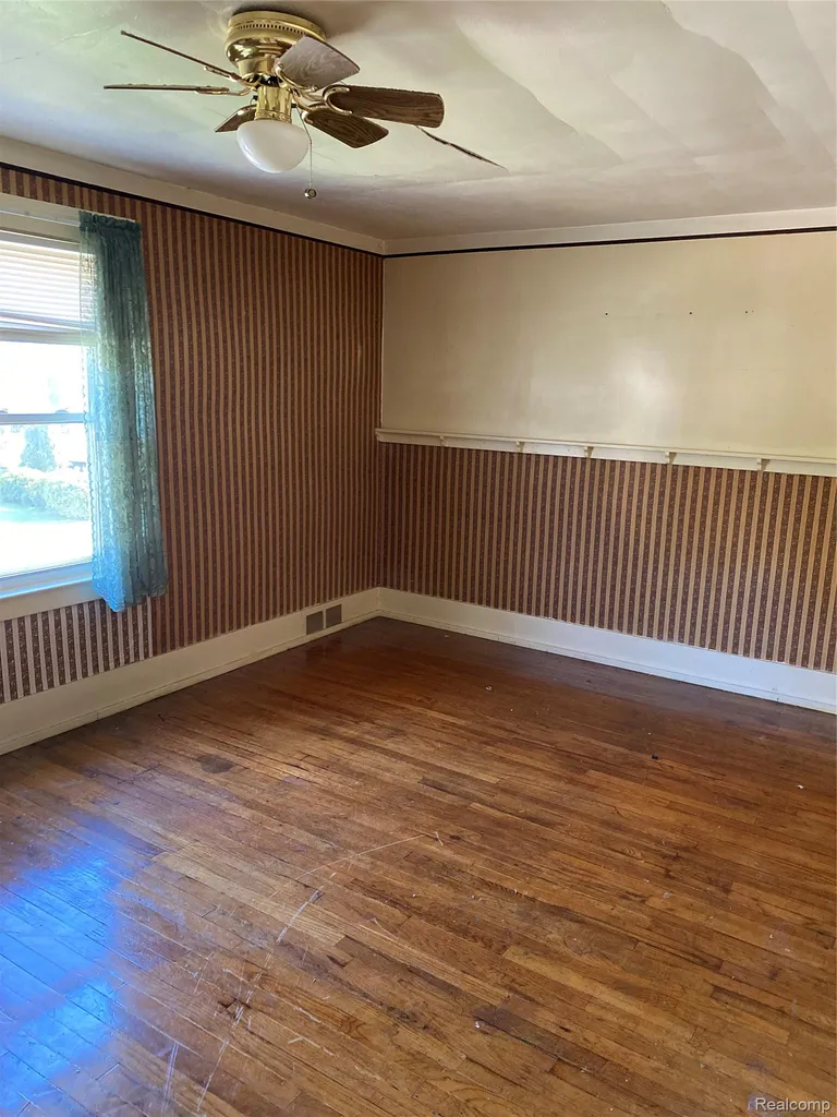 21258 Bon Heur Street St. Clair Shores City MI 48081