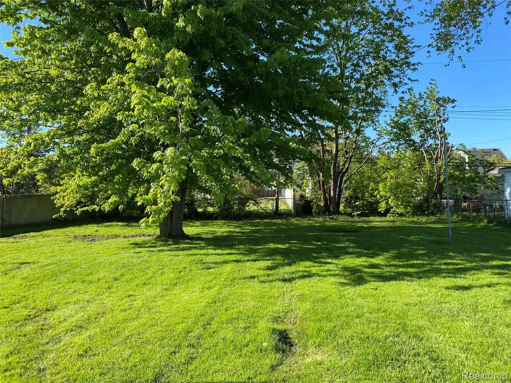 21258 Bon Heur Street St. Clair Shores City MI 48081