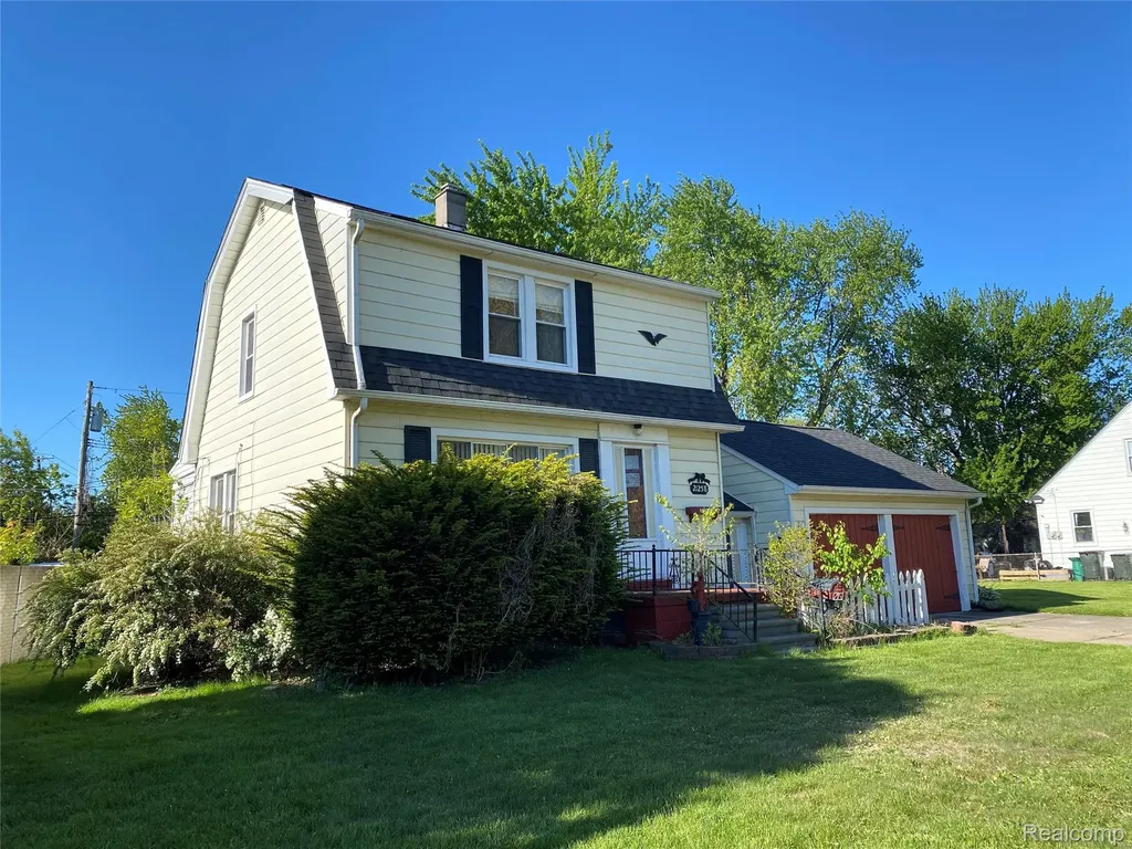 21258 Bon Heur Street St. Clair Shores City MI 48081