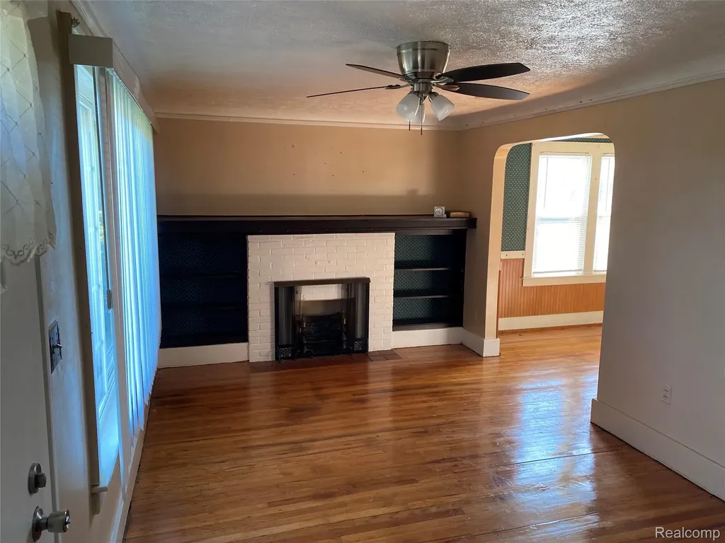 21258 Bon Heur Street St. Clair Shores City MI 48081