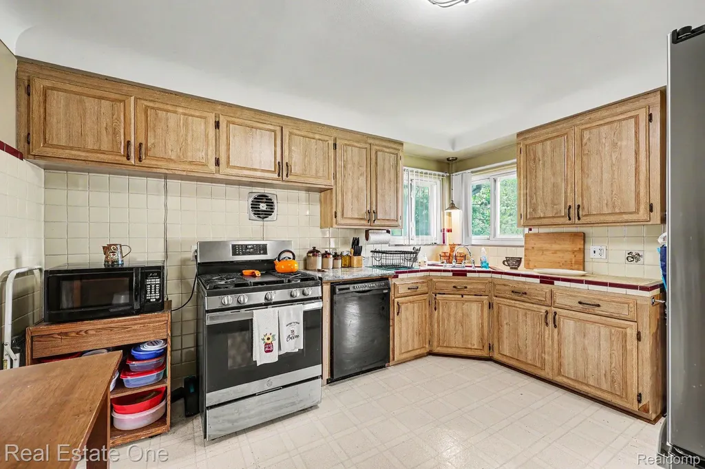 23705 Wilmot Avenue Eastpointe City MI 48021